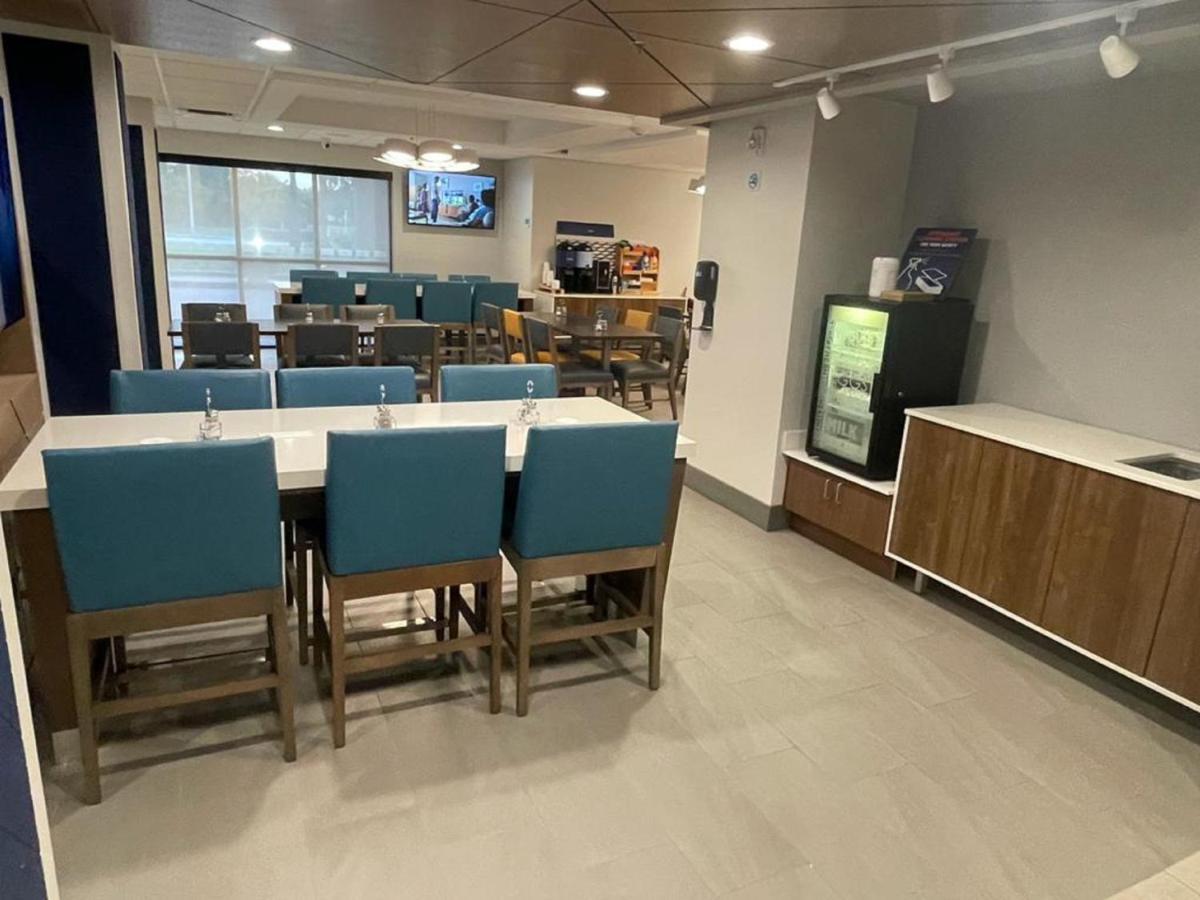 Holiday Inn Express Fort Lauderdale North - Executive Airport By Ihg Extérieur photo