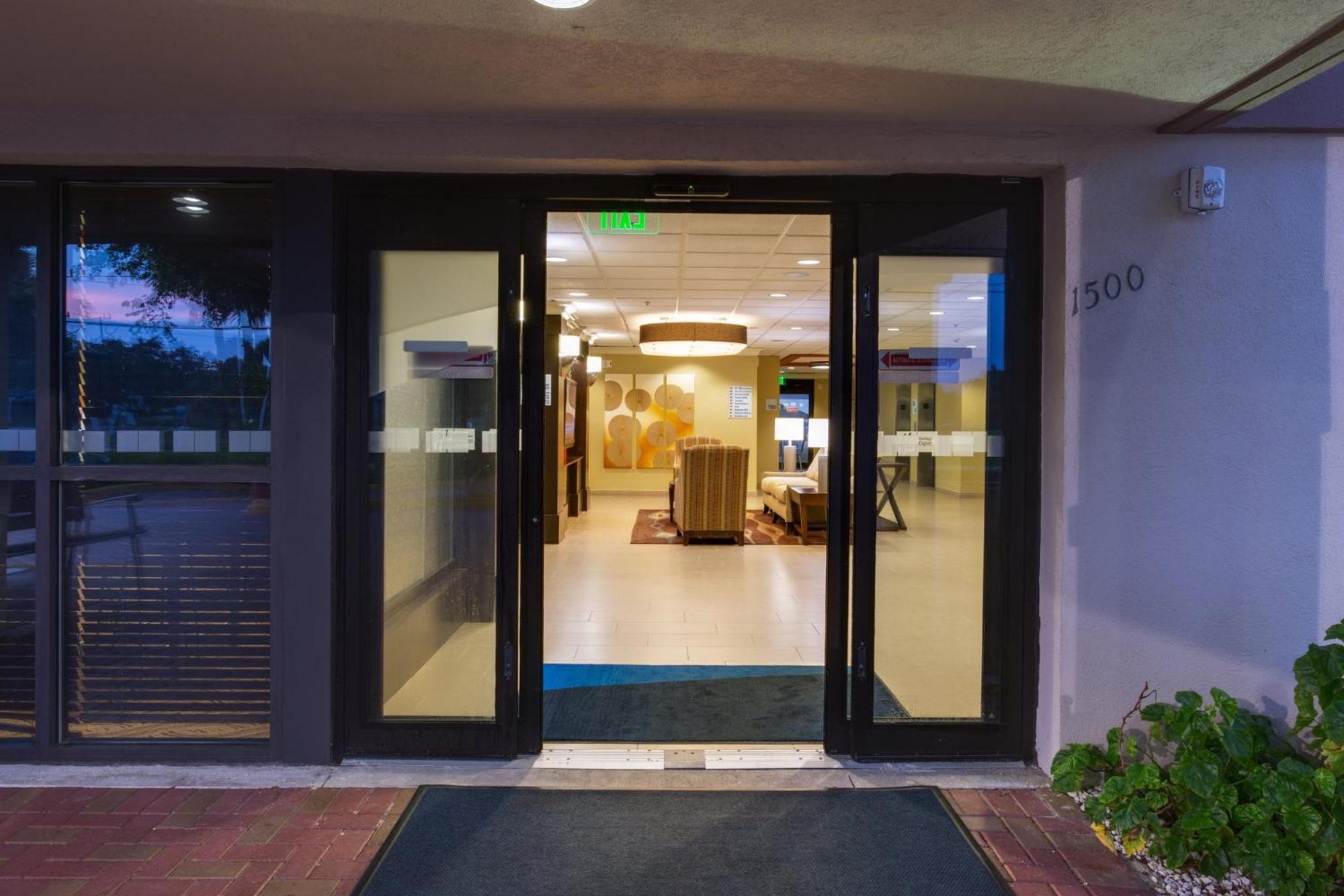 Holiday Inn Express Fort Lauderdale North - Executive Airport By Ihg Extérieur photo